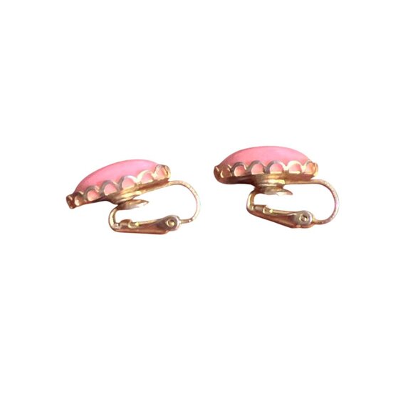 Vintage Pink Coral Gold Tone Clip On Earrings MCM Scalloped Edge Estate .75" - Picture 3 of 5